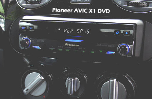 Pioneer AVIC X1 im eingefahrenen Betrieb mit Radiofunktion